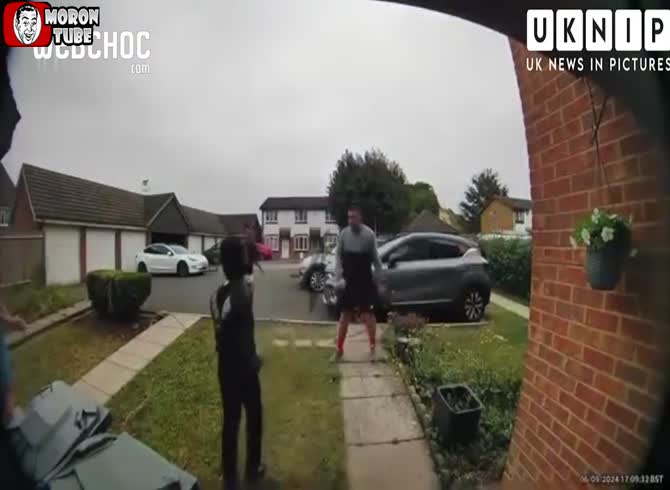 Video :The burglar scares the homeowner away with a large knife